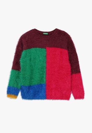 Miękki sweter z długim rękawem z blokami kolorów w bordowym, zielonym, czerwonym, niebieskim oraz małym żółtym detalem na mankiecie lewej rękawki.