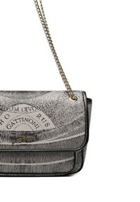 Borsa a tracolla a righe bianche e nere con logo Gattinoni e tracolla in catena dorata su sfondo bianco.