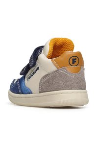 Sneaker per bambini realizzata con materiali misti; suede blu navy, blu e grigio; pelle bianca; accento in pelle marrone sulla parte del tallone; cinturino con chiusura a strappo; suola testurizzata.