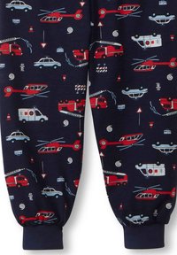 Marineblauwe joggingbroek met een patroon van voertuigen, waaronder helikopters, brandweerwagens en auto's, in rood en lichtblauw op een zachte stof.