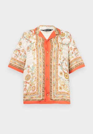 Kortærmet skjorte med knapper, orange kant, indviklede blomster- og solmønstre og "Just Cavalli" logo-striber på hvid baggrund.