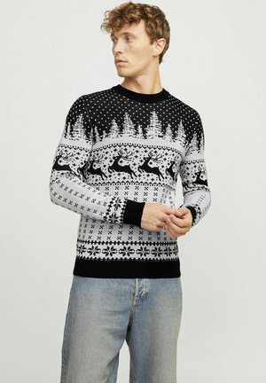 Schwarzer und grauer gestrickter Pullover mit Wintermustern, darunter Bäume und Rentiere, mit geripptem Kragen und Bündchen. Klassische Passform mit strukturiertem Design.