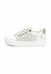 Zapatilla blanca con un diseño perforado en el lateral, acentos dorados en el talón y una cremallera decorativa. Suela blanca gruesa.