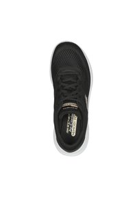 Zapatilla deportiva negra con parte superior de malla, suela blanca en contraste, puntera redonda y diseño con cordones. Presenta el logo de "Skechers" y plantilla de memoria.