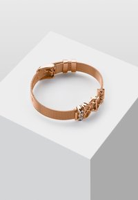 Bracciale in maglia oro rosa con chiusura a gancio e charm decorativi, presenta tre strass trasparenti incastonati in un design metallico lucido.