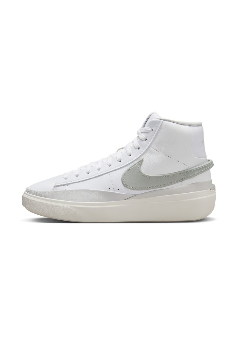 Sneaker alte in pelle bianca con logo grigio, punta rotonda, suola intermedia testurizzata e chiusura con lacci. Dettagli di cucitura sottili.