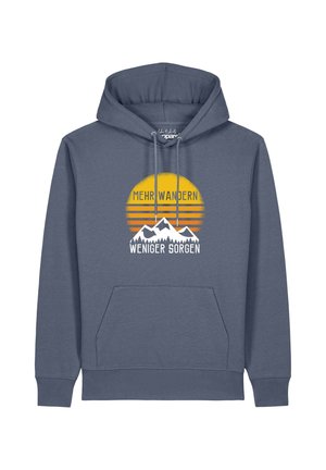 Blauer Hoodie mit Berg- und Waldgrafik unter einem gelben Sonnenuntergang, mit deutschem Text "Mehr Wandern Weniger Sorgen" auf der Vorderseite.