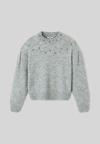 Pull en tricot gris avec un col rond, des poignets et un ourlet côtelés, et des accents décoratifs en perles le long des coutures des épaules. Tissu doux et texturé.