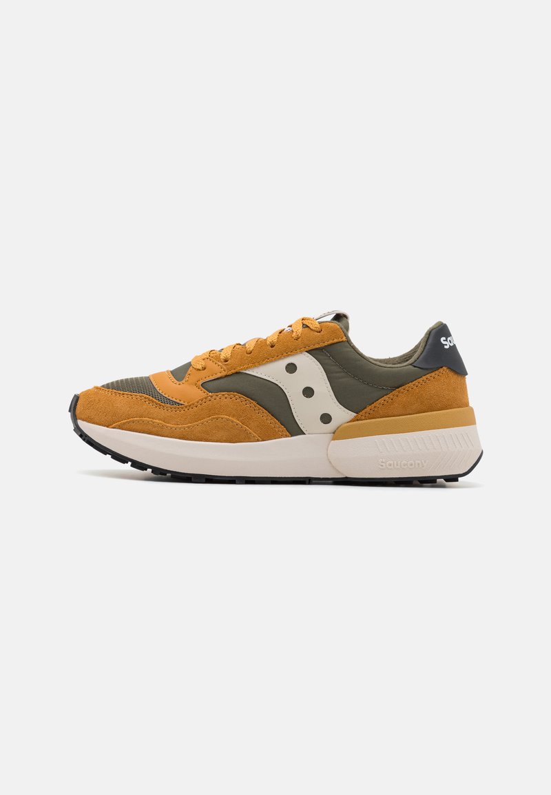 Saucony kedas ar oranžas ādas un olīvu zaļa tīkla apvienojumu, gumijas zoli un paraksta logo uz papēža.