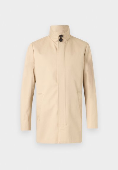 Beige herrefrakke i mellem længde med høj krave og to mørke knapper, lange ærmer og sidelommer mod en hvid baggrund.