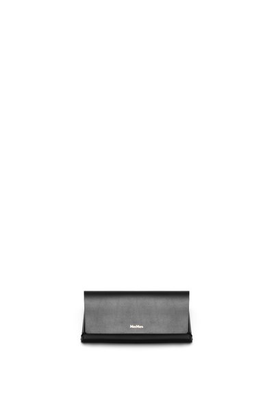 Portafogli in pelle nera con una forma rettangolare elegante. Presenta una superficie liscia e un logo sottile in argento sul davanti.
