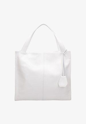 Grote witte leren totebag met een gladde textuur, voorzien van een hexagonale label en twee stevige handvatten. Minimalistisch ontwerp met stikseldetails.