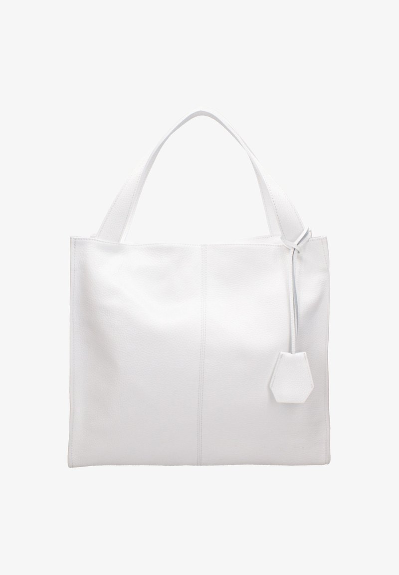 Grande borsa tote in pelle bianca con una texture liscia, con una targhetta esagonale e due manici robusti. Design minimalista con dettagli di cucitura.