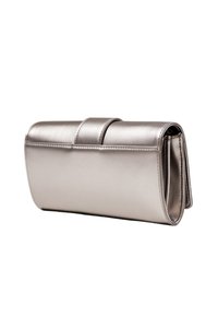 Clutch metallico argento con una superficie liscia, forma rettangolare e una chiusura a pattina semplice. Dettagli a cucitura sui bordi.