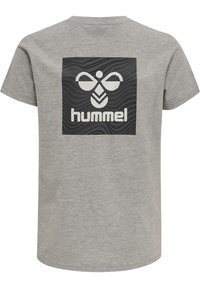 Grå t-shirt med kort ärm som har en texturerad svart fyrkant med en vit logotyp och design på baksidan. Tillverkad av mjukt och ventilerande material.