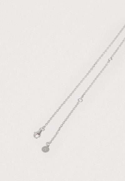 Hõbedane kaelakee peene kettaga, millel on homaarlukk ja väike ümmargune ripats graveeritud tähega.