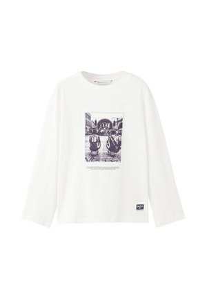 Witte lange mouwen shirt met een zwart-wit fotoprint van drie basketballers die op een straat knielen en een menigte en een podium aankijken.