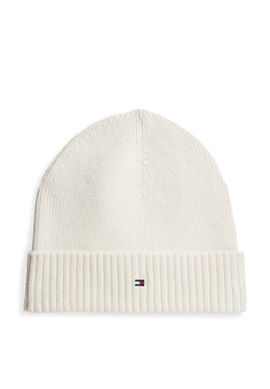 Off-white ribstrikket beanie-hue med opslået manchet og lille rektangulært rødt, hvidt og blåt logo på forsiden.