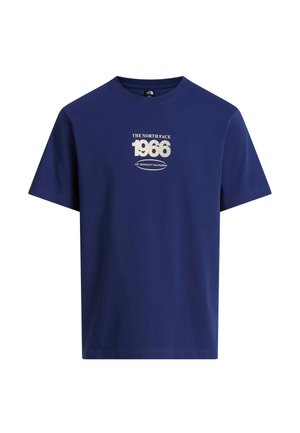Marineblauw T-shirt met korte mouwen met "THE NORTH FACE 1966 EST. BERKELEY CALIFORNIA" in het wit op de borst bedrukt.