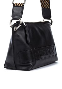 Czarna skórzana torebka o strukturalnym kształcie, z teksturowanym wykończeniem, srebrnymi akcentami i wzorzystym materiałowym paskiem.