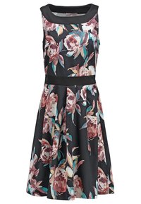 Černé bezramínkové šaty s květinovým vzorem v odstínech růžové, modré a krémové, s přiléhavým pasem a rozšířenou sukní. Matný povrch.