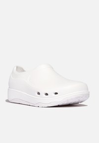 Witte instappers met een ronde neus, gemaakt van soepel materiaal. Beschikt over ventilatiegaten en een dikke zool voor comfort.