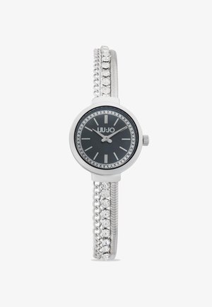 Reloj de pulsera plateado con un dial negro redondo, acentos de cristal alrededor del bisel y una pulsera de doble cadena con cristales.