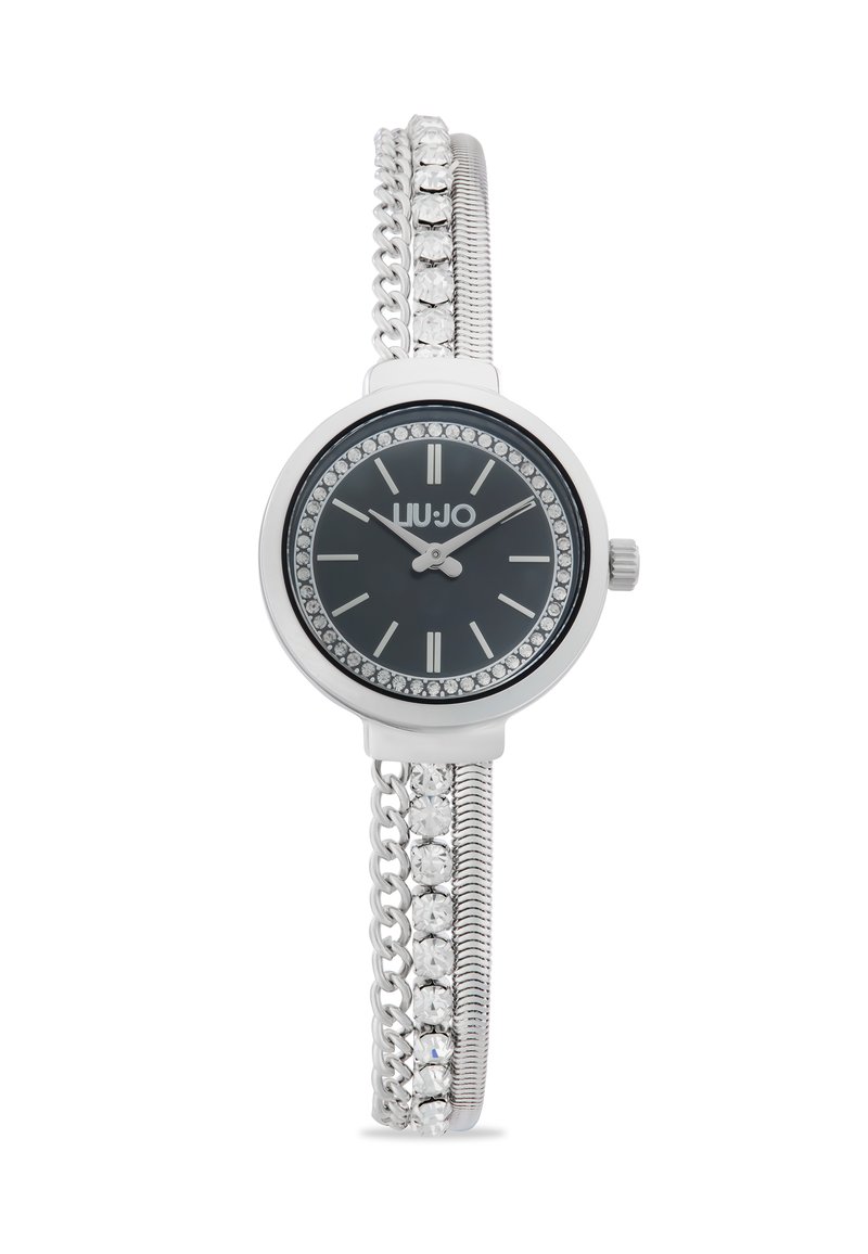 Reloj de pulsera plateado con un dial negro redondo, acentos de cristal alrededor del bisel y una pulsera de doble cadena con cristales.