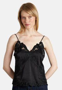 Camiseta de satén negra con patrón floral bordado, escote en V profundo, tirantes delgados ajustables y detalle de dobladillo con bordes en forma de ola.