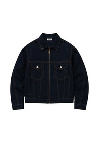 Veste en jean bleu foncé avec fermeture éclair à l'avant, deux poches poitrine à rabat avec boutons et un col classique.