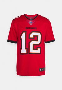 Maillot de football rouge des Tampa Bay Buccaneers avec le numéro 12 en blanc et bordure noire, logo NFL sur le col et poignets noirs.