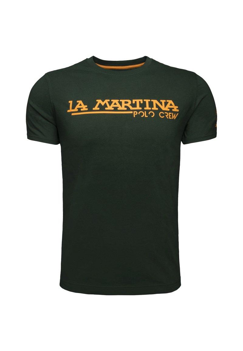 Mørkegrøn t-shirt lavet af bomuld, med orange "LA MARTINA POLO CREW" tekst på tværs af brystet. Crew neck-design, korte ærmer.