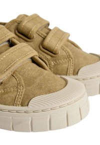 Sneakers classici con tomaia in tela beige, caratterizzati da due strap in velcro, suole in gomma bianca e punte testurizzate.
