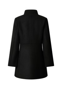 Μαύρο μάλλινο παλτό με ψηλό γιακά, εφαρμοστή σχεδίαση και μακριά μανίκια. Ξεχωριστή λεπτομέρεια ραφής στην πλάτη και λείο υφή.