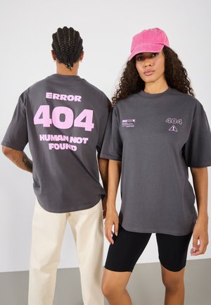 Gray oversized t-shirts with pink "404" text and designs. One shirt features "ERROR 404 HUMAN NOT FOUND" on the back. Pairing with black shorts.