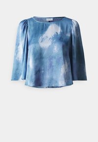 Blouse bleue à manches longues bouffantes, décolleté rond et motif semblable à de l'aquarelle avec des nuances de bleu variées et des touches de blanc. Texture lisse.