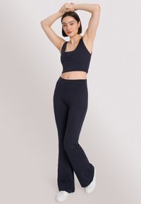 OCEANSAPART DAHLIA FLARED Pantaloni black/nero