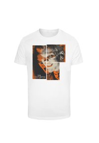 Biela bavlnená tričko s grafickým dizajnom tváre postavy v čiernej a oranžovej farbe, s textom "The Lost Boys" na spodnej časti.