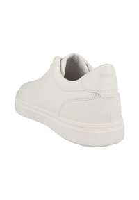 Zapatilla blanca de cuero con puntera redonda, superficie texturizada, cierre con cordones y suela de goma; presenta un pequeño logo en el talón.
