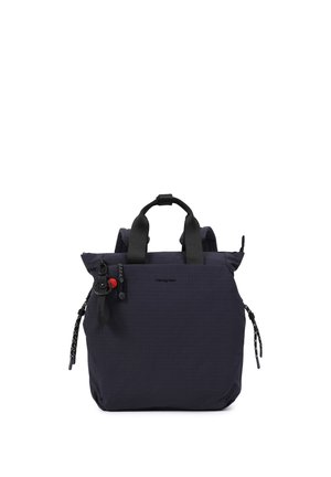 Sac à dos noir de forme carrée avec poignées supérieures, bretelles ajustables, cordons latéraux et un petit porte-clés noir et rouge attaché.