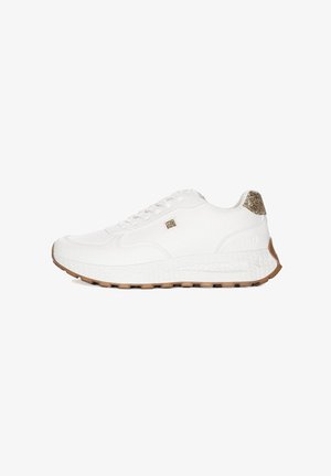 Białe sneakersy z teksturowanej tkaniny, okrągły czubek i sznurowane zapięcie. Złoty akcent na pięcie, gumowa podeszwa ze wzorem zapewniającym przyczepność.