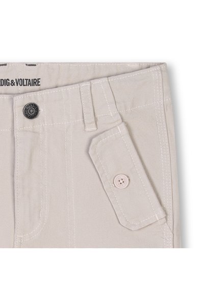 Pantaloni beige con chiusura anteriore a bottone e zip, tasca applicata con bottone, tessuto testurizzato e dettagli di cucitura a contrasto.