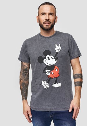 Harmaa puuvillainen t-paita, jossa on vintage Mickey Mouse -grafiikka punaisissa shortseissa, mustissa kengissä ja rauhansymbolilla. Lyhyet hihat, pyöreä kaula-aukko.