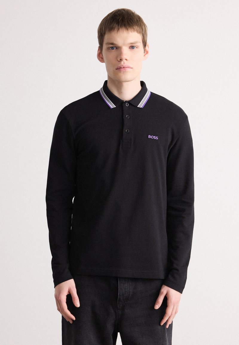 Polo shirt preto de mangas longas com gola cinza em contraste e riscas roxas. Logotipo "BOSS" bordado no peito. Material de algodão.