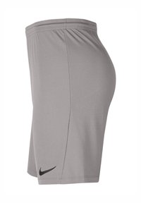 Grijze sportshorts gemaakt van lichtgewicht stof; voorzien van een elastische tailleband en een klein zwart logo aan de onderkant van de linkerkant.