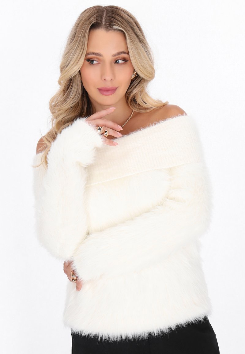 Biały sweter typu off-the-shoulder o miękkiej, puszystej strukturze; prążkowany dekolt; długie rękawy; dopasowany krój; minimalne akcenty.