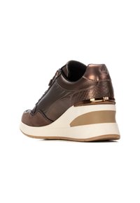 Sneakers en cuir brun avec des accents lisses et texturés, un léger talon compensé, un design à lacets et des détails métalliques à l'arrière.