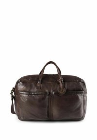 Sac de voyage en cuir marron avec deux poignées et une bandoulière réglable. Il dispose de deux poches avant et d'un pendentif décoratif en forme d'ancre.