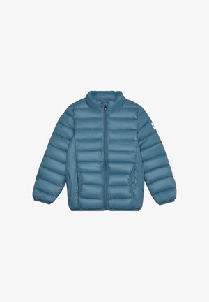 Niebieska kurtka puchowa z przednim zamkiem błyskawicznym, wysokim kołnierzem i bocznymi kieszeniami. Posiada poziome przeszycia i elastyczne mankiety.