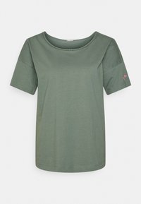 Camiseta de manga corta color verde oliva, hecha de tejido suave, con escote redondo, un detalle trenzado y un pequeño bordado de una palmera rosa.
